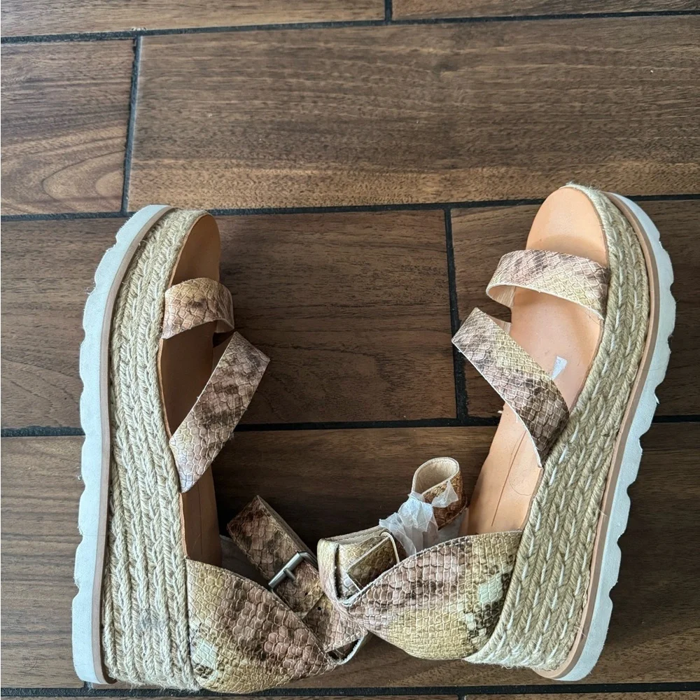 DOLCE VITA Woman's snakeskin open toe platform sandal size 9